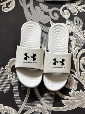 # 101.Under Armour White and Black Logo Slide Sandals